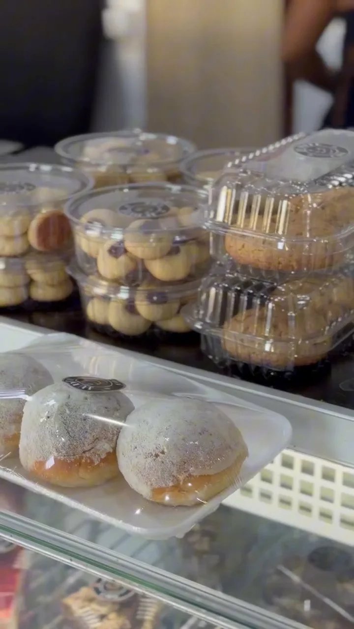 Potes de biscoitos amanteigados e doces confeitados na vitrine
