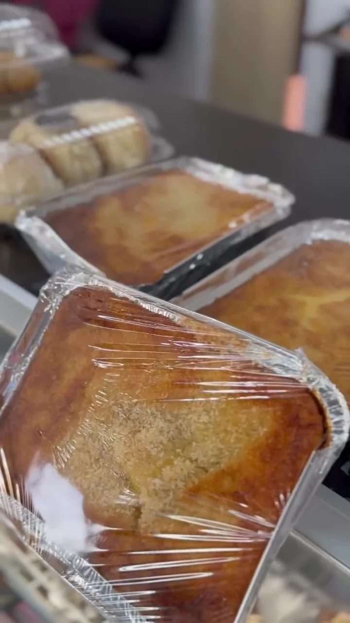 Bolos de forma embalados em filme plástico, lado a lado na vitrine