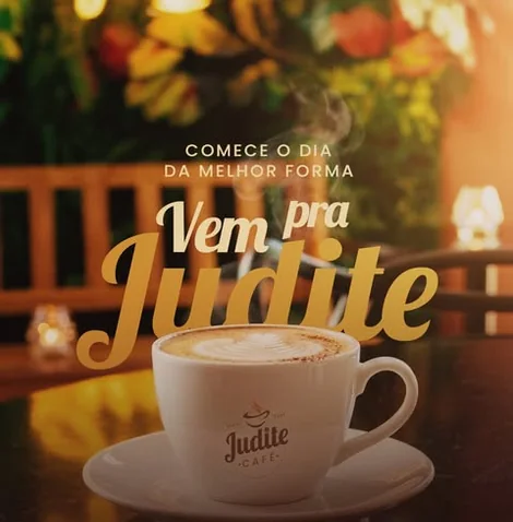 Peça da campanha Vem pra Judite: xícara de cappuccino com a marca Judite Café sobre a mesa, em luz quente