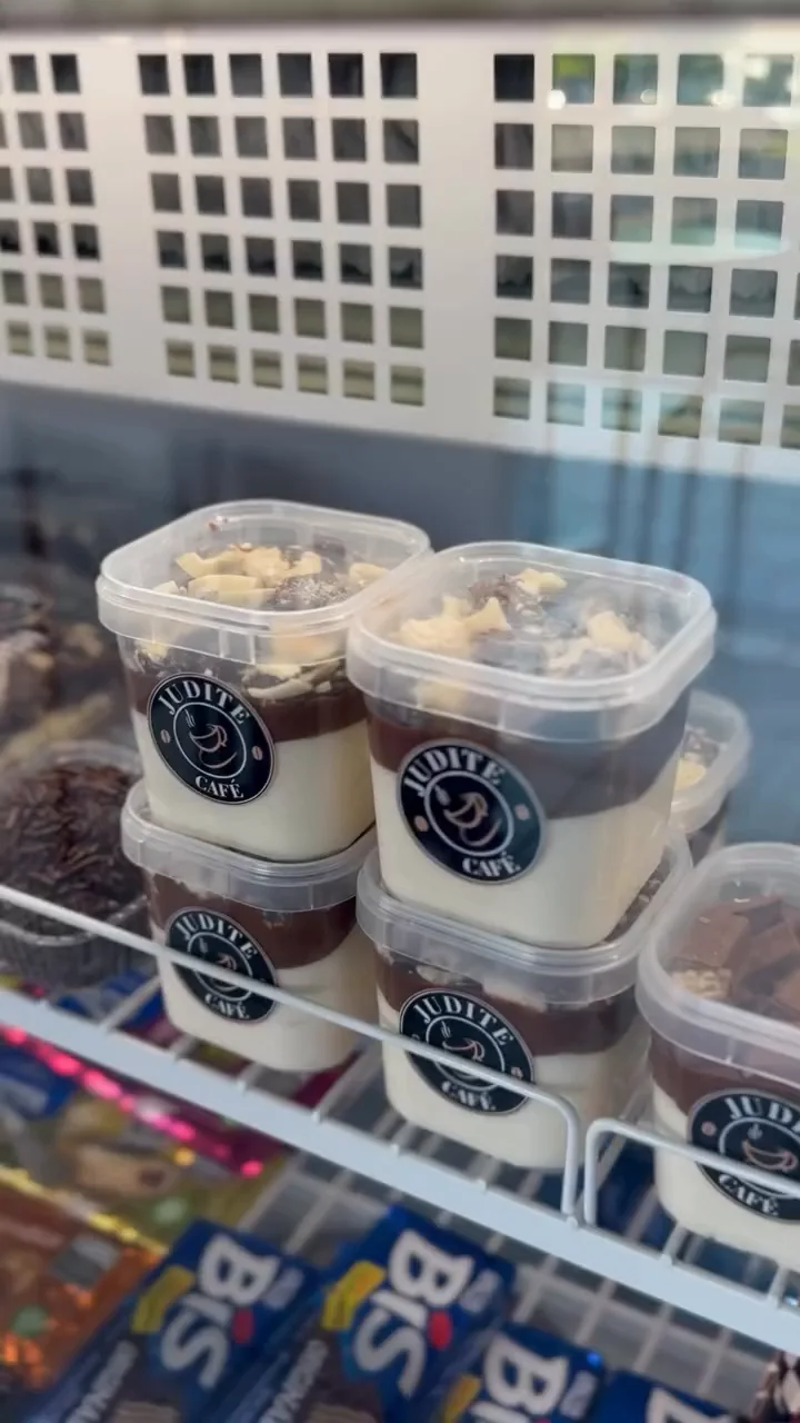 Doces no pote com tampa da Judite, camadas de creme e chocolate