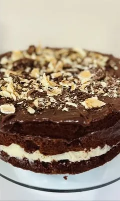 Bolo Ouro Branco inteiro com camadas de chocolate e creme branco