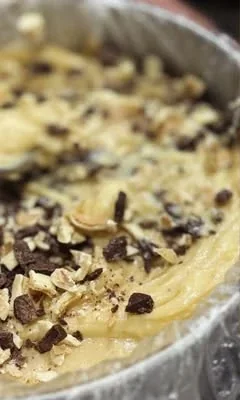 Recheio cremoso do bolo Ouro Branco com bombom picado na forma