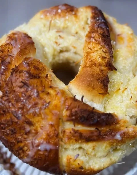 Rosca doce de creme e coco ralado, dourada no forno