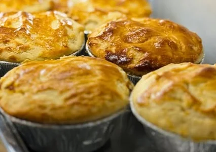 Salgados de forno em forminhas de alumínio, massa dourada e brilhante